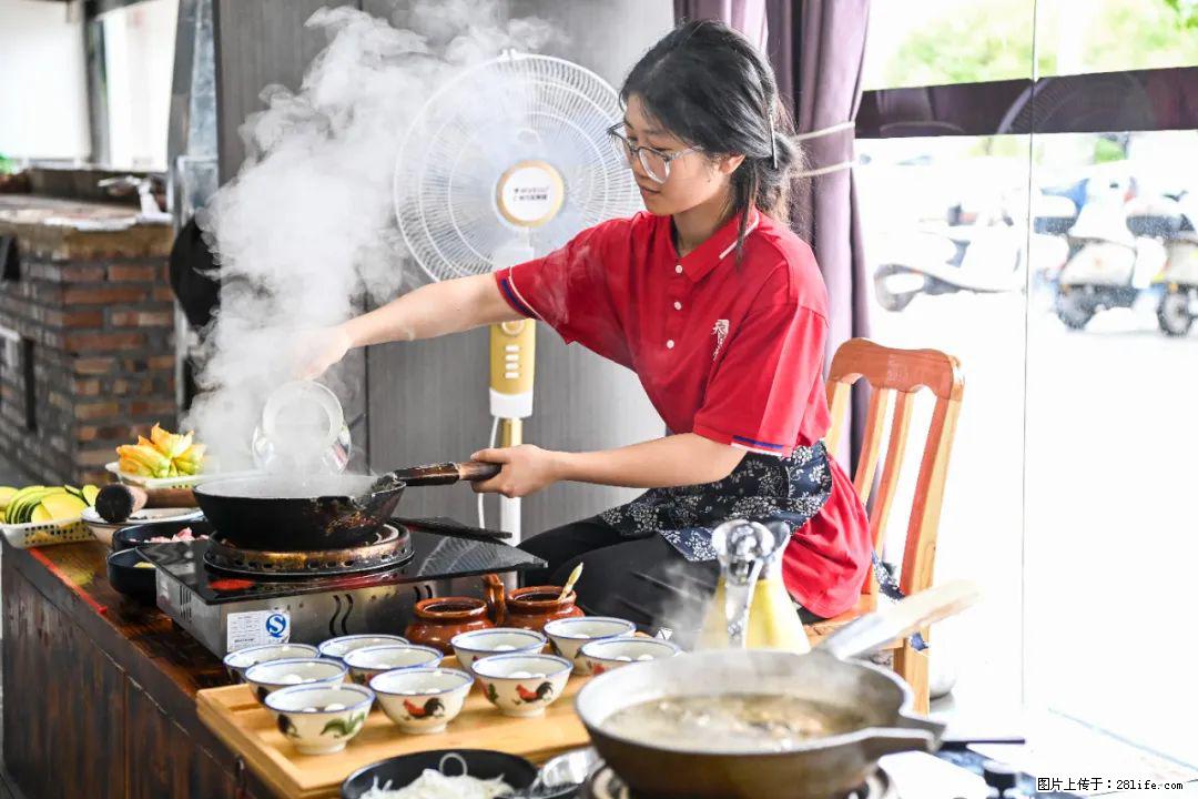 全网追的“扁担女孩”,找了一份暑假工,时薪12元 - 雅安生活资讯 - 雅安28生活网 ya.28life.com